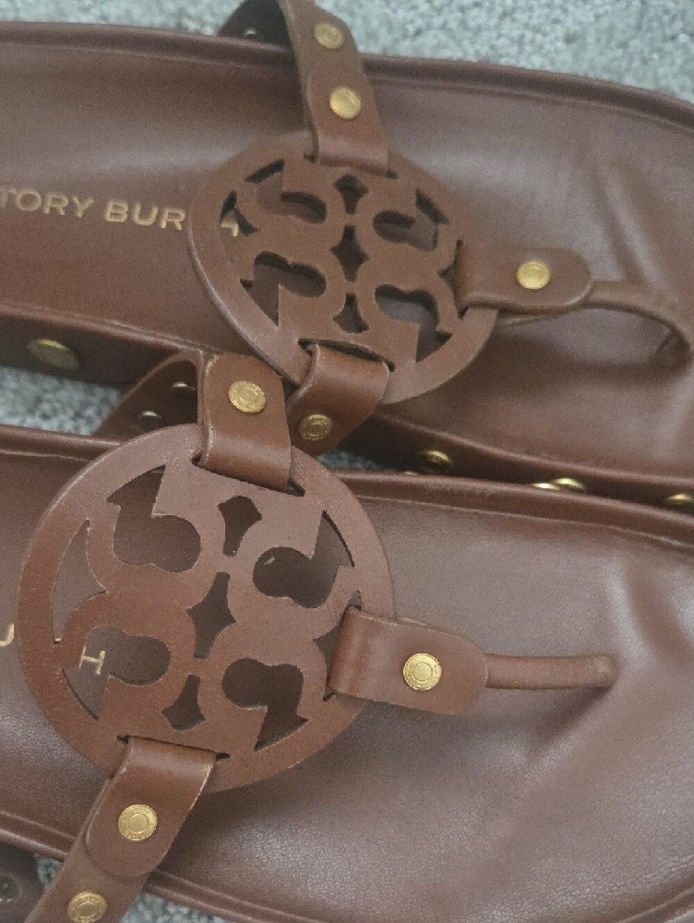 Tory Burch Brown Coin Cloud Logo Thong Sandals - Picture 8 of 8